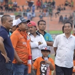 Punggawa Persekabpas di stadion Pogar Bangil. foto: HABIBI/ BANGSAONLINE