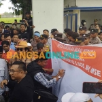 Para elit partai politik saat menandatangani petisi dukungan kepada Pj Bupati Sampang, Rudi Arifiyanto. Foto: MUTAMMIM/BANGSAONLINE