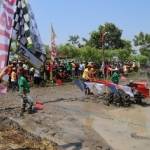 Bupati Hj Tantriana Sari SE saat melepas lomba balap traktor. foto: andi sirajudin/BANGSAONLINE