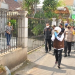 Gubernur Jawa Timur, Khofifah Indar Parawansa bersama Forkopimda Jawa Timur dan juga Forkopimda Kota Malang meninjau Kampung Tangguh Narubuk yang ada di Kelurahan Sukun Kecamatan Sukun Kota Malang, Kamis (14/5). foto: IST./ BANGSAONLINE