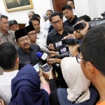 Pakde Karwo saat memberikan keterangannya kepada awak media.