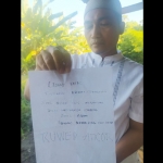 Ustaz Ansori sedang menunjukkan surat berisi penghinaan yang ditujukan kepadanya.