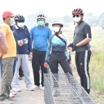 SIDAK: Bupati Gus Muhdlor meninjau betonisasi Jalan Desa Wonoplintahan, Prambon, Minggu (5/9/2021). foto: ist.