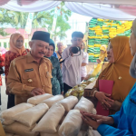 Bupati Situbondo, Karna Suswandi saat meninjau aktivitas Gerakan Pangan Murah di Pendopo