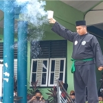 Salah satu pendekar Pagar Nusa saat melakukan atraksi di Kantor PCNU Kabupaten Mojokerto.