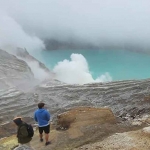 Wisatawan saat berada di kawah Gunung Ijen.