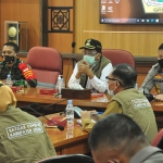 Bupati Sambari bersama Forkopimda saat rapat evaluasi perkembangan Covid-19. foto: SYUHUD/ BANGSAONLINE