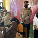 Kapolresta Sidoarjo, Kombes Pol Kusumo Wahyu Bintoro, saat meninjau giat vaksinasi Merdeka Anak