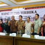 KPU Jatim tetapkan Khofifah Indar Parawansa-Emil Elestianto Dardak dan Saifullah Yusuf-Puti Guntur Soekarnoputri sebagai pasangan Cagub dan Cawagub Jatim. foto: DIDI ROSADI/ BANGSAONLINE