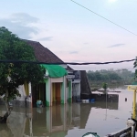 Kondisi Dusun Medeo, Kecamatan Kedamean, Kabupaten Gresik, yang masih terendam luapan Kali Lamong. Foto: SYUHUD/ BANGSAONLINE