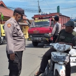 Petugas Satgas Covid Krembung sedang menghentikan salah satu pelanggar prokes.