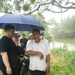 Bupati Kediri, Hanindhito Himawan Pramana, saat mengecek aliran sungai. Foto: Ist