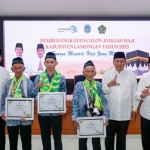 Bupati Lamongan dan Wabup serta Kepala Kemenag Lamongan foto bersama Lahar, Syukur dan Akbar.