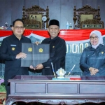 Pj Gubernur Jatim saat menghadiri rapat paripurna dengan agenda persetujuan Raperda tentang Pertanggungjawaban Pelaksanaan APBD Jawa Timur 2023.
