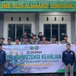 Tim penguji dari ACE foto bersama dengan peserta UKK kelas XII jurusan Teknik Otomasi Industri di SMK Plus Almaarif Singosari.