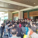 Massa saat mencoba menerobos pengamanan untuk masuk ke Kantor Bupati Bangkalan