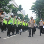 Kapolrestabes Surabaya Kombes Pol Johnny Editor Isir melakukan pengecekan langsung personel.