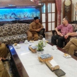 TINGKATKAN KUALITAS: Wakil KBRI Den Haag disertai ahli industri kulit Belanda saat bertemu Bupati Sidoarjo, di Pendopo Delta Wibawa, Senin (5/12). foto: mustain/ bangsaonline