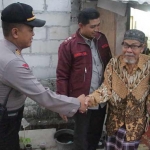 Kapolres AKBP Wahyu S Bintoro (tengah) saat menyambangi rumah Supadi. 