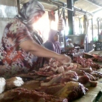 Salah seorang pedagang daging di salah satu pasar tradisional di Sumenep.