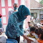 Ferry Silviana Abu Bakar, Ketua Tim Penggerak PKK Kota Kediri saat membagikan bingkisan kepada anak-anak. (foto: ist)