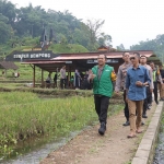 Kapolres Mojokerto AKBP Andi Yudha Pranata didampingi jajaran saat meninjau Wisata Sumber Gempong.