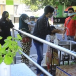 Pengunjung TWSL Probolinggo diwajibkan cuci tangan sebelum masuk.