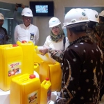 Rombongan Komisi VII DPR RI saat melihat produk yang dihasilkan PT. WNI. foto: SYUHUD/ BANGSAONLINE