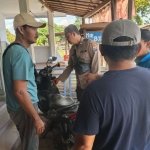 Polisi saat mendatangi pemilik motor yang berhasil gagalkan aksi pencurian