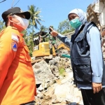 Gubernur Jawa Timur Khofifah Indar Parawansa saat meninjau lokasi korban terdampak gempa bumi di Lumajang, Senin (12/4/2021). foto: ist.