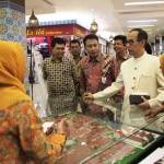 Asisten IV Bidang Kesra Pemkot Surabaya Eko Hariyanto meninjau stan pameran P2KP. foto: maulana/BANGSAONLINE
