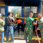 Proses pemadaman api di Kios Pasar Desa Simo, Kecamatan Kendal, Ngawi oleh Petugas dari Damkar Kabupaten Ngawi bersama anggota TNI-Polri dan warga sekitar, Jumat (7/10/2022)