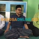 KH Abdus Salam atau Gus Salam (tengah), saat berada di Ponpes Mambaul Ma