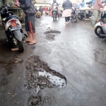 Jalan masuk Pasar Besar Batu di unit 5 kembali rusak. Padahal baru empat bulan yang lalu diperbaiki.