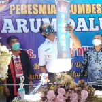 Bupati Ipong bersama Kades Jebeng, Budiyono saat meresmikan Bumdes Arum Dalu Desa Jebeng, Kecamatan Slahung. (foto: ist).