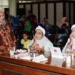 CANTIK. Anis Kartika Yuhronur Effendi melihat  ibu-ibu kenakan berias. foto : haris/BANGSAONLINE