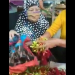 Seorang ibu tertangkap basah mengambil sejumlah cabai di Pasar Sumberayu Banyuwangi.