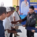 Wali Kota Madiun, Maidi saat menyalurkan bantuan kepada para Jukir.