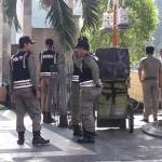 Petugas Satpol PP ketika menertibkan PKL di kawasan Alun-alun Gresik. foto: syuhud/ BANGSAONLINE