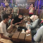 Petugas saat memeriksa pengunjung kafe. foto: ist.