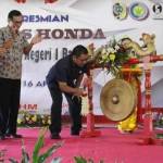 Bupati meresmikan kelas TSM di SMKN 1 Bandung, Tulungagung dengan memukul gong.