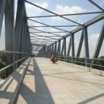 SUDAH DILEWATI. Meski jembatan Padangan-Kasiman belum dioperasikan tetapi sudah dilewati warga sekitar. Foto: Eky Nurhadi/BANGSAONLINE