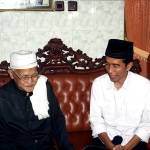 Jokowi silaturahim ke kediaman KH Aziz Mansyur. foto:muhammad syafii/BANGSAONLINE