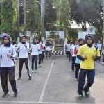 Peserta dengan antusias mengikuti gerakan senam aerobik.