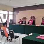Terdakwa mendengarkan majelis hakim membacakan vonis. foto: GUNAWAN/ BANGSAONLINE