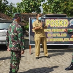 Dandim Ngawi Letkol. Arh. Hany Mahmudhi saat mengunjungi Posko TMMD di Desa Sekar Putih.