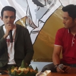 Gamal Albinsaid (kiri) dalam satu kegiatan di Surabaya, beberapa waktu yang lalu. Foto : dok