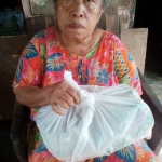 Uripah (77 tahun), seorang janda mendapat santunan dari program Jumat Berkah HARIAN BANGSA dan BANGSAONLINE.com. foto: nanang fachrurozi/ bangsaonline.com