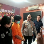 Pelaku saat dihadirkan di konferensi pers Polsek Wonokromo