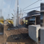 Pipa PDAM Gresik di Desa Legundi, Kecamatan Driyorejo bocor akibat terkena alat berat proyek.